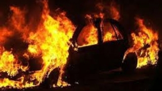 Bakıda “QAZ” markalı minik avtomobili yanıb