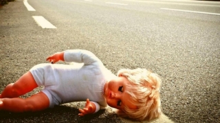 Bakıda avtomobil azyaşlı bacıları vurdu