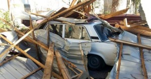 Göyçayda külək binanın damını qopardı: 5 avtomobil əzilib - FOTO