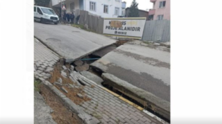 İstanbulda yol çökdü , binalar boşaldıldı