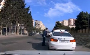 Qoçu sürücü yolu kəsdi, yol polisi dərhal cərimə etdi - VIDEO