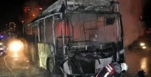 Hərəkətdə olan sərnişin avtobusu yandı - VİDEO