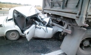 Ağdaşda "VAZ"la "Kamaz" toqquşub, xəsarət alan var