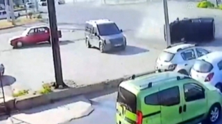 Qəza keçirən avtomobil yüzlərlə metr sürüşərək digər maşınlara çırpılıb - VİDEO 