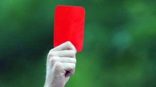 Bir futbol oyununda 24 qırmızı vərəqə göstərildi - Dava düşdü 