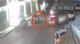 Piyadanın xırda səhvi faciəvi sonluqla bitdi: özü göyə uçdu, 3 maşın toqquşdu   - VİDEO