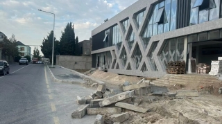 Bakıda obyek sahibi piyada səkisini söküb - FOTO  