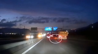 Hərəkətdə olan "Kamaz" dəhşət saçdı - VİDEO 