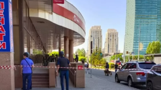 Qazaxıstanda banka silahlı hücum - insanlar girov götürüldü    - VİDEO - YENİLƏNİB