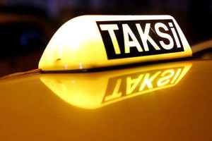 Bakıda tıxacda qalan taksi sürücüsü qaydaları belə pozdu - VİDEO