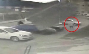 Şiddətli külək dam örtüyünü qadının və 5 avtomobilin üstünə atdı: Ayağı sındı - VİDEO