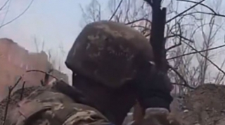 Raket ukraynalı əsgərlərin səngərinə belə düşdü  - VİDEO