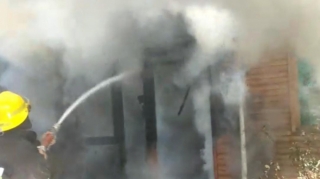 Astarada ikimərtəbəli ev yanıb