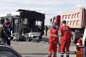 Sərnişin avtobusu “Howo”ya çırpıldı: 22 nəfər yaralanıb - FOTO