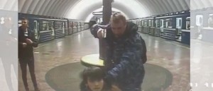 Metro polisi sərnişini silahla hədələdi – VİDEO