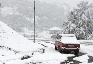 Qar avtomobillərin hərəkətində bir sıra çətinliklər yaradıb - FOTO