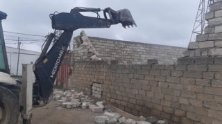 Buzovnada qanunsuz tikili söküldü - VİDEO