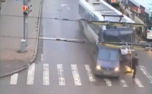 Ölümün pəncəsindən son anda xilas olanlar - VIDEO