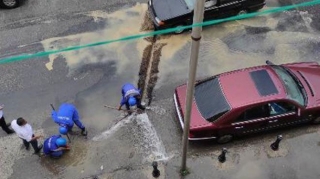 Suraxanıda su borusunun partlaması nəticəsində küçəni su basıb - VİDEO