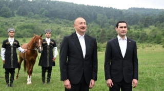 İlham Əliyev Türkmənistan Prezidentinə Qarabağ atı hədiyyə etdi - FOTO