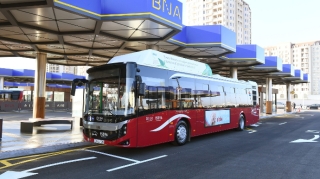 Zabrat sakinləri avtobuslardan narazıdırlar: “Evdən işə çatana qədər suya batırıq”