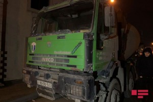 Bakıda minik avtomobili yük avtomobilinə çırpılıb, xəsarət alan var - FOTO