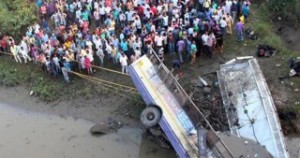 Avtobus çaya düşdü – 44 ölü