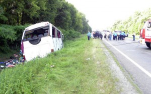Avtobus yük maşını ilə toqquşdu - 18 ölü