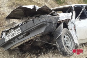 Şamaxıda minik avtomobili yük maşını ilə toqquşdu: xəsarət alanlar var - FOTO