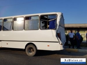 Sarayda yüklə dolu “KamAZ” avtobusa çırpıldı - FOTO