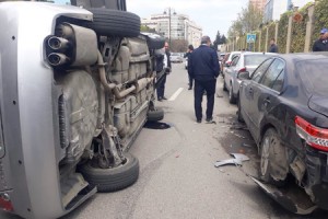 Bakıda avtomobil aşıb - FOTO