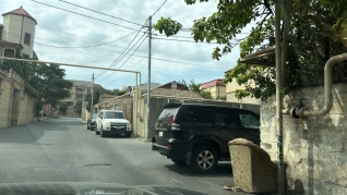 Bu küçədə yolayrıcıları parkinqə çevrilib – Sakinlər hər gün eyni mənzərə ilə üzləşir    - FOTO