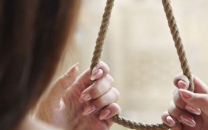 Tərtərdə 16 yaşlı qız özünü asıb