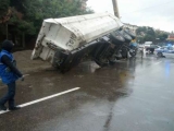 Bakıda ağır qəza: Sürücü yatdı,"KamAZ" aşdı – FOTO+VİDEO