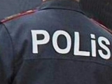 Bakıda məktəbin qarşısında polisin paqonlarını cırdılar