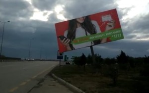 Bakı-Ələt yolundakı reklam lövhəsi hər an aşa bilər - TƏHLÜKƏ - VİDEO