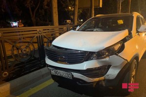 Bakıda qırmızı işıqda keçən avtomobil qəzaya səbəb olub - VİDEO