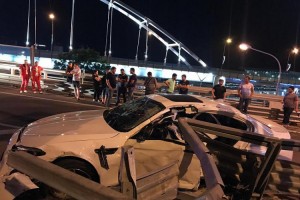 “BMW” dəmir baryerə çırpıldı: 1 ölü, 3 yaralı - VİDEO