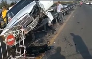 “Mersedes” dəmir arakəsməyə çırpıldı - VİDEO