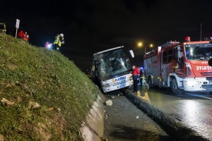 Sərnişin avtobusu aşdı: 2 ölü, üçü ağır olmaqla 21 yaralı - FOTO