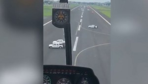 Təyyarəyə mane olmaq üçün uçuş-eniş zolağını maşınlarla doldurdular  - VİDEO