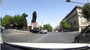 Qırımızı işıqda keçdi, qəza baş verdi - BAKIDA anban VİDEO