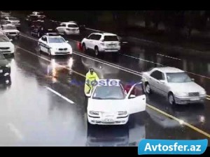Bakı yağışlı havada bu hala düşdü, yol polisi belə işlədi – VİDEO