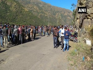 Sərnişin avtobusu dərəyə yuvarlandı: 12 ölü - FOTO