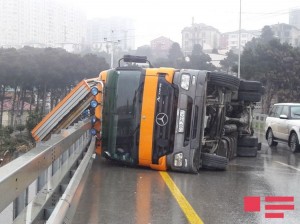 Evakuator üstündəki traktorla birgə aşdı: xəsarət alan var - Şamaxıda