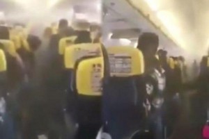 Sərxoş qadın təyyarəni bir-birinə qatdı  - FOTO