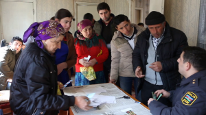 Polis əhalini şəxsiyyət vəsiqəsilə təmin edir – Öz evlərində - FOTO