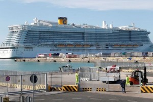 Minlərlə sərnişin olan gəmi koronavirus təhlükəsi səbəbindən saxlanıb