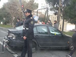 Bakıda iki avtomobil toqquşdu: işıqfor qırıldı - FOTO