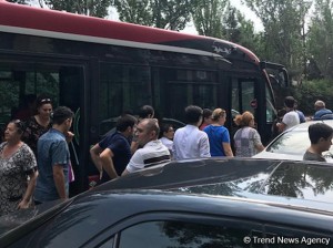 3 saylı avtobusunun sürücüsü qəza törətdi: xəsarət alan var - FOTO